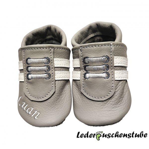 Lederpuschen Turnschuh grau mit Namen weiß rechts vorne Stickerei Schnürsenkel und Streifen weiß